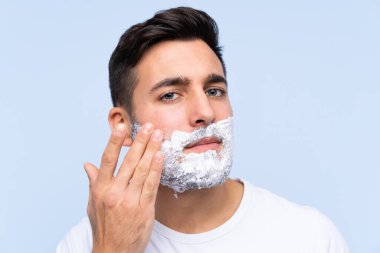 Genç yakışıklı adam izole arka plan üzerinde sakalTıraş