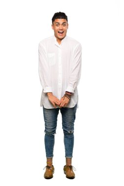 İzole edilmiş beyaz arka planda, şaşırmış yüz ifadesi olan genç bir adamın tam boy fotoğrafı.