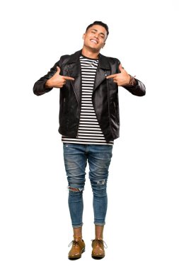 İzole edilmiş beyaz arka planda gururlu ve kendini beğenmiş genç bir adamın tam boy çekimi.