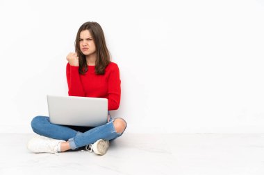 Polisle çalışan hassas kız, kızgın bir hareketle beyaz arka planda izole edilmiş.