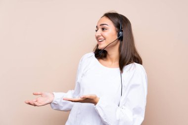 Tele pazarlamacı genç bir kadın, izole edilmiş bir geçmişi var.