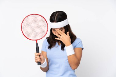 Genç badminton oyuncusu kadın soyutlanmış beyaz arka planda gülüyor
