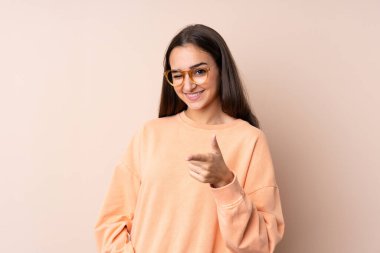 İzole edilmiş arka plandaki genç kız seni işaret ediyor.