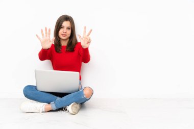 Polisle çalışan hassas kız beyaz arka planda izole edilmiş, parmaklarıyla sekizi sayıyor.