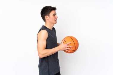 Basketbol oynayan yakışıklı genç basketbolcu.