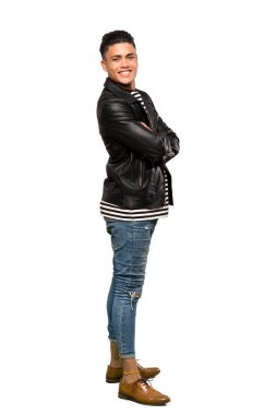 Kolları çaprazlanmış ve izole edilmiş beyaz arka planda ileriye bakan genç bir adamın tam boy çekimi.