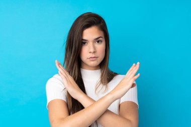 Izole mavi arka plan üzerinde Genç kız hiçbir jest yapma