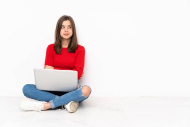 Polisle çalışan hassas kız beyaz arka planda izole edilmiş. Şüpheli hareketler yapıyor.