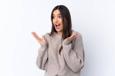 Yüzünde sürpriz bir ifade olan, izole edilmiş beyaz bir geçmişi olan esmer bir kadın.