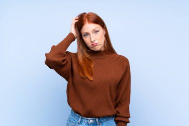 Genç, kızıl saçlı, soyutlanmış, mavi bir geçmişi olan, hayal kırıklığı ifadesi olan ve anlamayan bir kadın.