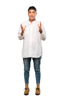 İzole edilmiş beyaz arka planda kötü bir durum yüzünden hayal kırıklığına uğramış genç bir adamın tam boy çekimi.