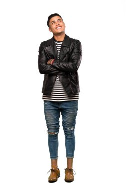 İzole edilmiş beyaz arka planda gülümseyen genç bir adamın uzun bir çekimi.