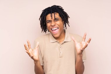 Genç Afrikalı Amerikalı bir adam izole edilmiş arka planda mutsuz ve hayal kırıklığına uğramış.