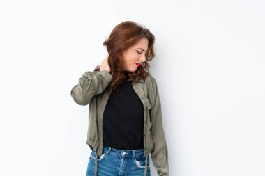 Boynu ağrıyan, soyutlanmış beyaz bir geçmişi olan genç bir Rus kadın.