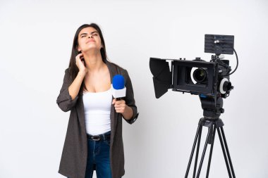 Muhabir kadın elinde mikrofon tutarak izole edilmiş beyaz arka planda haber sunuyor.