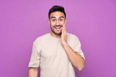 Soyutlanmış, mor bir geçmişi olan, şaşırmış ve şok olmuş yüzü olan yakışıklı bir adam.