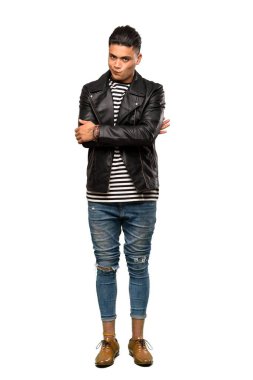 Genç bir adamın izole edilmiş beyaz arka plan yüzünden üzgün olduğu uzun bir çekim.