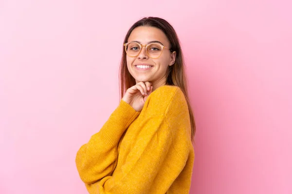 Nastolatka Żółtym Swetrze Odizolowanym Różowym Tle Okularami Uśmiechem — Zdjęcie stockowe