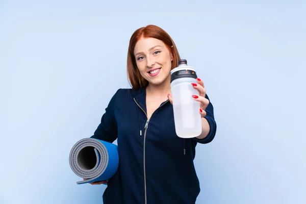 Young Redhead Sport Woman Isolated Blue Background Sports Water Bottle — Stock Photo, Image