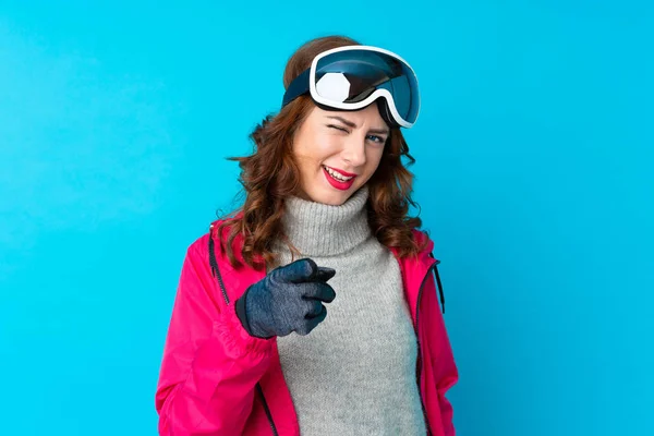 Narciarka Okularami Snowboardowymi Nad Odizolowanym Niebieskim Palcem Ścianie — Zdjęcie stockowe