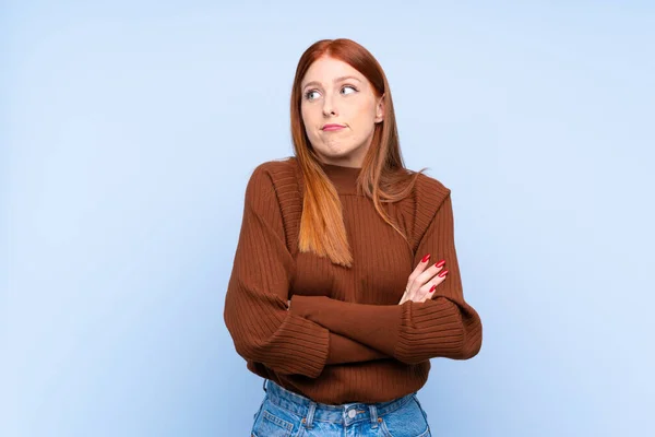 Jeune Rousse Femme Sur Fond Bleu Isolé Faisant Des Doutes — Photo