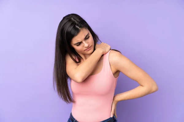 Молодая Женщина Изолированном Фиолетовом Фоне Страдает Боли Плече Сделала Усилие — стоковое фото