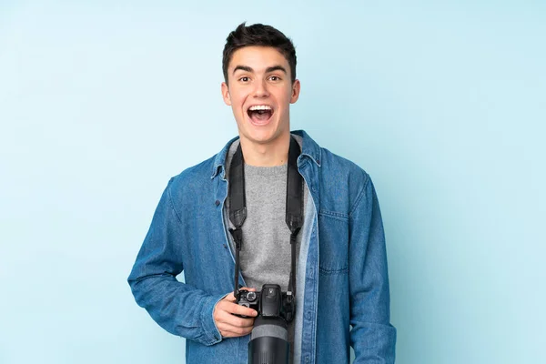 Fotógrafo Adolescente Homem Isolado Fundo Azul Com Expressão Facial Surpresa — Fotografia de Stock