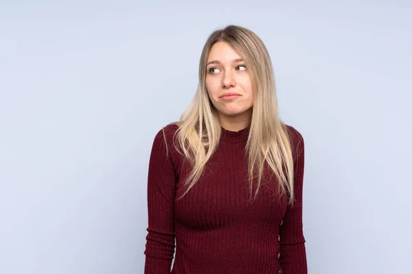 Jovem Mulher Loira Sobre Isolado Fundo Azul Fazendo Dúvidas Gesto — Fotografia de Stock