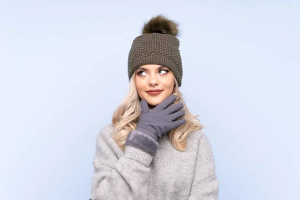 Giovane Ragazza Adolescente Con Cappello Invernale Isolato Sfondo Blu Pensando — Foto Stock