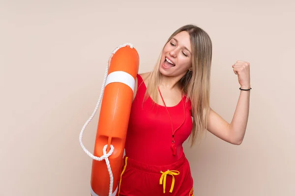 Bagnino Donna Sfondo Isolato Che Celebra Una Vittoria — Foto Stock