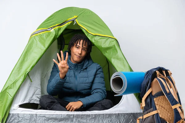 Genç Afro Amerikalı Bir Adam Kamptaki Yeşil Çadırda Mutlu Parmaklarıyla — Stok fotoğraf