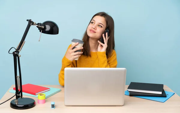 Estudante Menina Estudando Sua Casa Isolada Fundo Azul Segurando Café — Fotografia de Stock