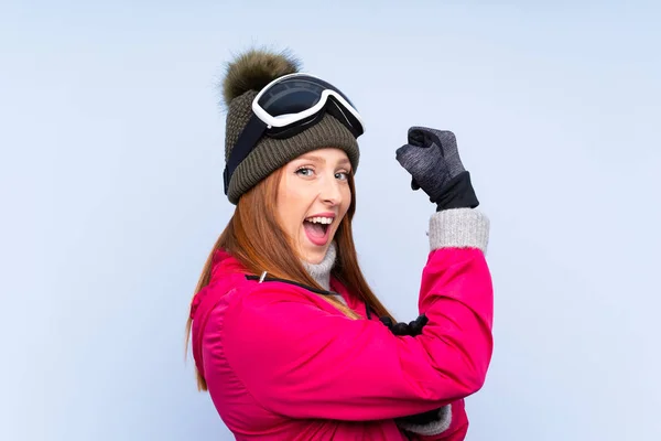 Skifahrer Rothaarige Frau Mit Snowboardbrille Über Isolierte Blaue Wand Macht — Stockfoto