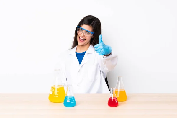 Junge Wissenschaftlerin Einem Tisch Mit Erhobenem Daumen Weil Etwas Gutes — Stockfoto