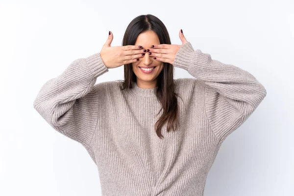 Jovem Morena Sobre Fundo Branco Isolado Cobrindo Olhos Por Mãos — Fotografia de Stock