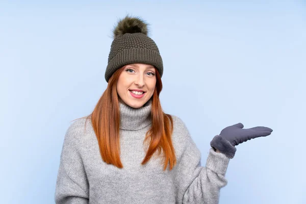 Jovem Ruiva Mulher Russa Com Chapéu Inverno Sobre Fundo Azul — Fotografia de Stock