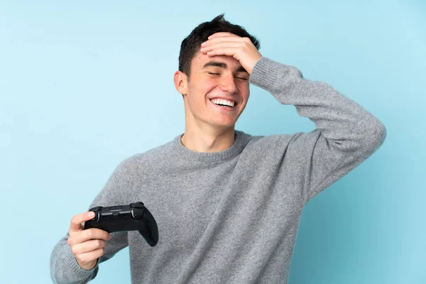 Adolescente Uomo Caucasico Che Gioca Con Controller Videogiochi Isolato Sfondo — Foto Stock