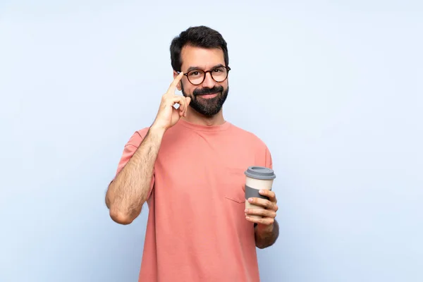 Jongeman Met Baard Houdt Een Afhaalkoffie Geïsoleerde Blauwe Achtergrond Met — Stockfoto