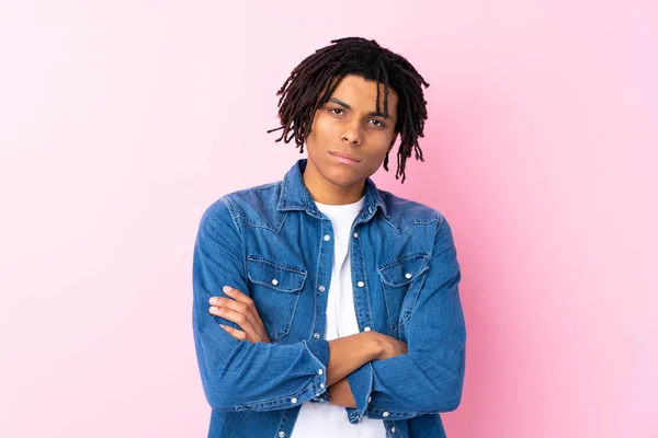 Jovem Afro Americano Com Camisa Jean Sobre Fundo Rosa Isolado — Fotografia de Stock