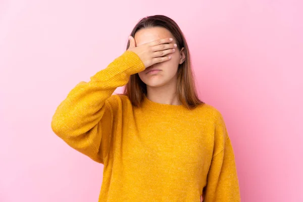 Menina Adolescente Com Suéter Amarelo Sobre Fundo Rosa Isolado Cobrindo — Fotografia de Stock