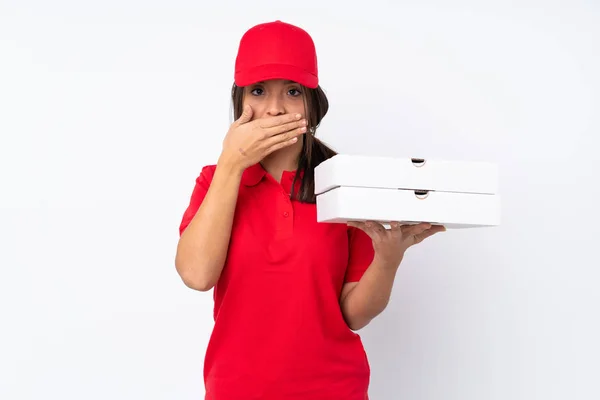 Jovem Entrega Pizza Menina Sobre Fundo Branco Isolado Cobrindo Boca — Fotografia de Stock