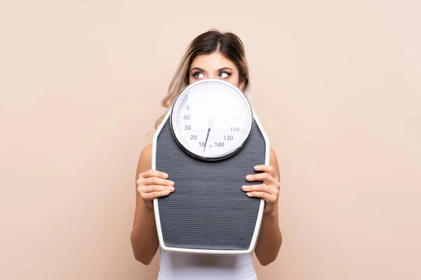 Chica Adolescente Con Máquina Pesaje Sobre Fondo Aislado Con Máquina — Foto de Stock