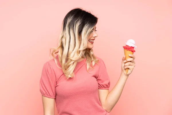 Tiener Meisje Met Een Cornet Ijs Geïsoleerd Roze Achtergrond Met — Stockfoto