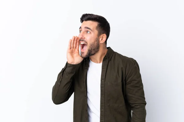 Jovem Homem Bonito Com Barba Sobre Fundo Branco Isolado Gritando — Fotografia de Stock