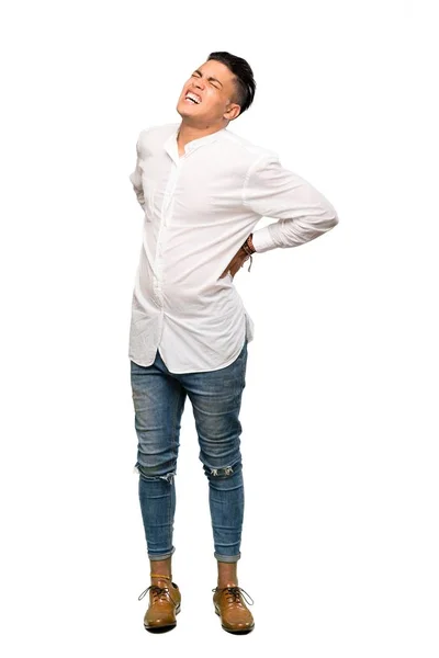 孤立した白い背景の上に努力したことのために腰痛を患っている若い男の完全な長さのショット — ストック写真