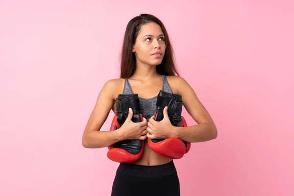 若いですスポーツブラジルの女の子以上隔離されたピンクの背景にボクシング手袋 — ストック写真