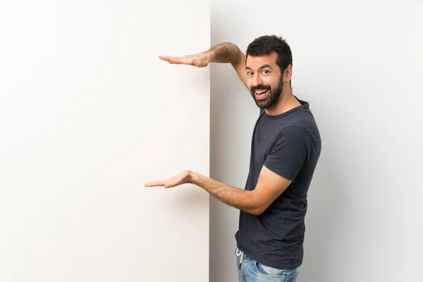 Jovem Homem Bonito Com Barba Segurando Grande Cartaz Vazio Segurando — Fotografia de Stock