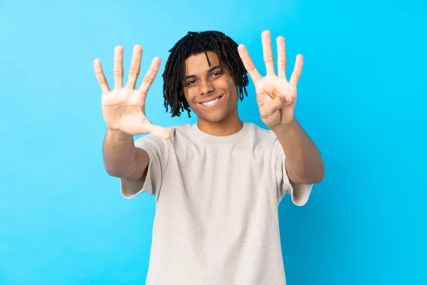 若いですアフリカ系アメリカ人男性上の隔離された青の背景色9とともに指 — ストック写真