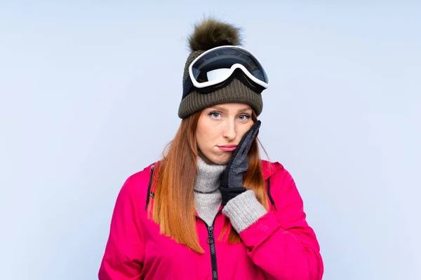 Lyžařka Ryšavá Žena Snowboardovými Brýlemi Přes Izolovanou Modrou Stěnu Nešťastná — Stock fotografie