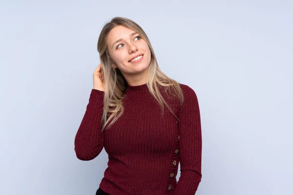 Ung Blond Kvinna Över Isolerad Blå Bakgrund Tänker Idé — Stockfoto